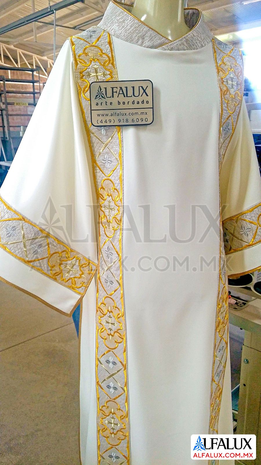 02 ROYAL Blanco Dalmática Brocado Doble Raya Mangas 343